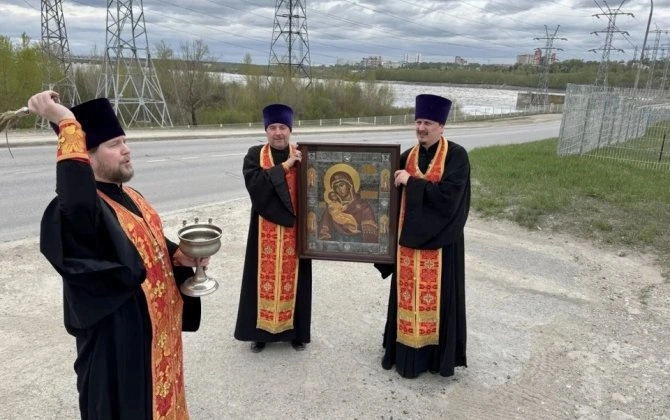 Rusiya keşişləri bu şəhəri Ukrayna dronlarından qorumaq üçün ikona və duaları işə saldı...-FOTO