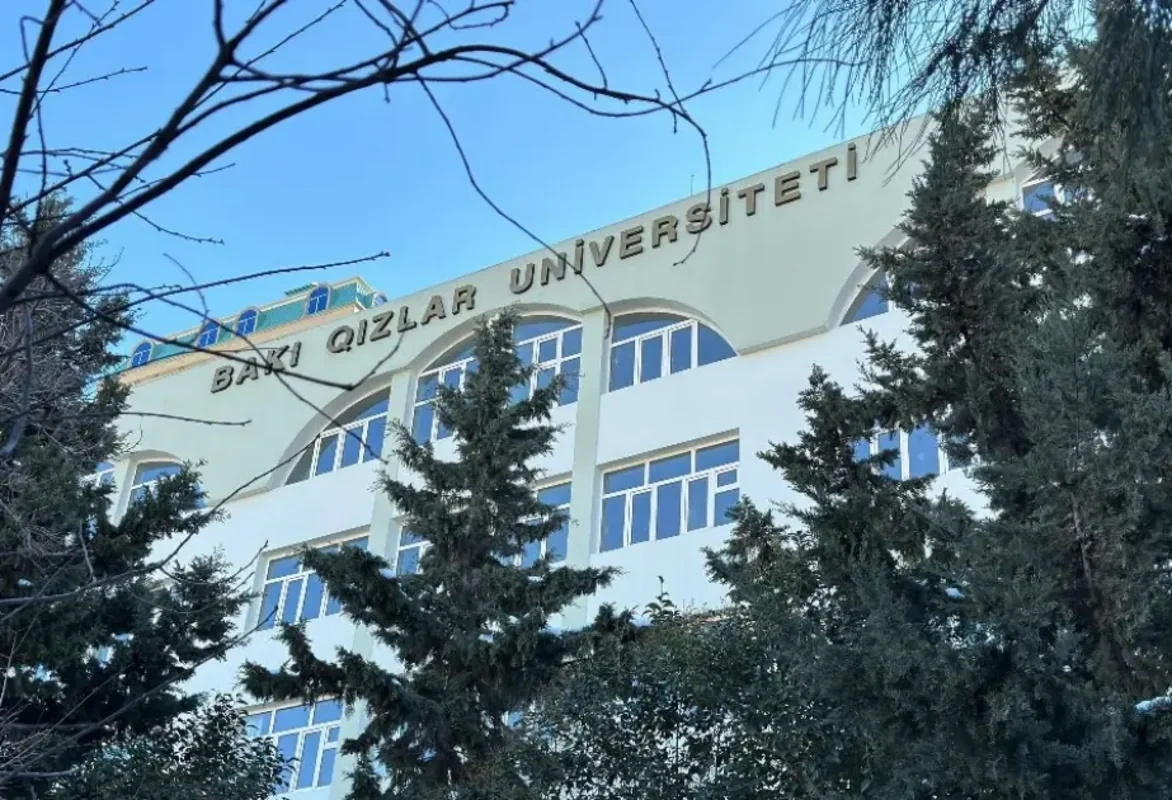 Ləğv edilən Bakı Qızlar Universitetinin müəllimləri ÜSYAN ETDİLƏR: "Faktiki olaraq işsiz qalmışıq" - VİDEO