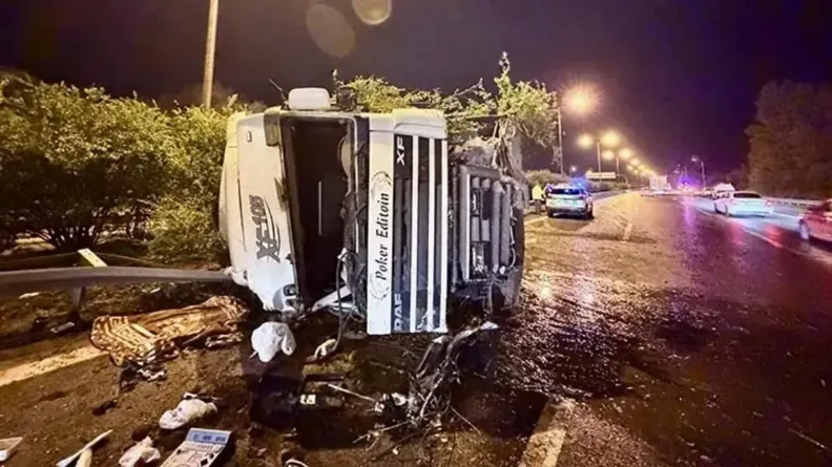 Türkiyədə ətir daşıyan TIR aşdı: azərbaycanlı sürücü yaralandı - FOTO