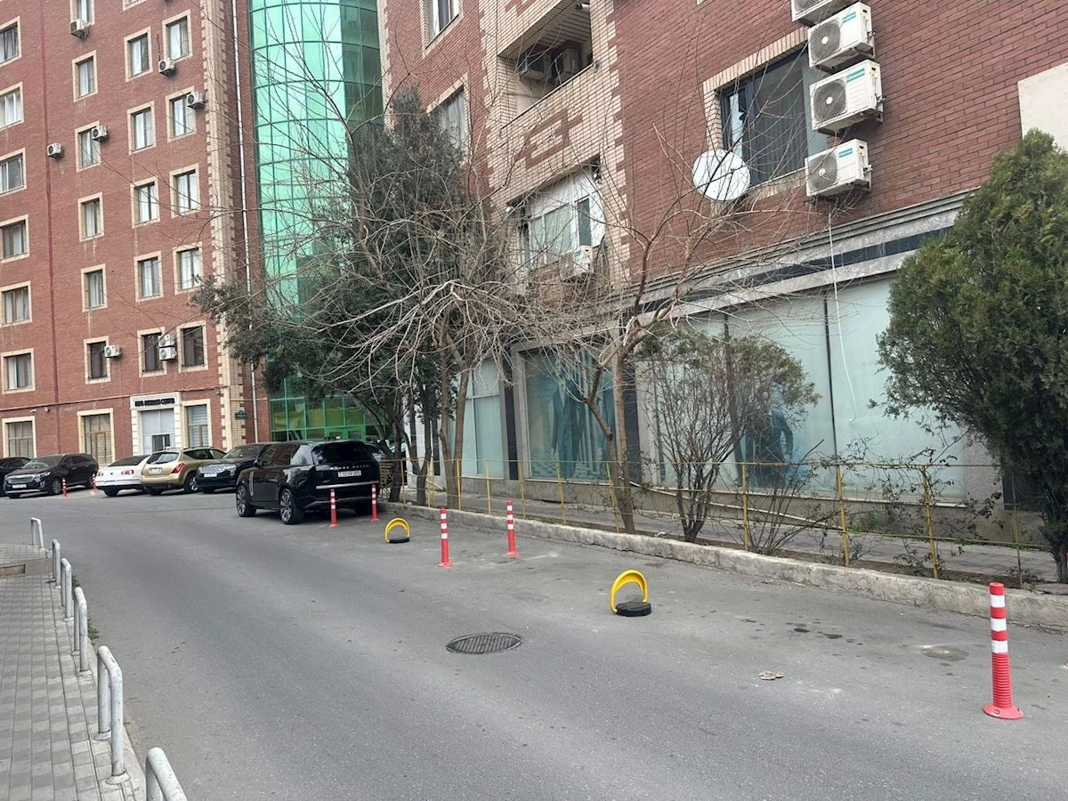 Bakıda "Land Rover"in sürücüsü həyəti özününküləşdirdi - FOTOLAR