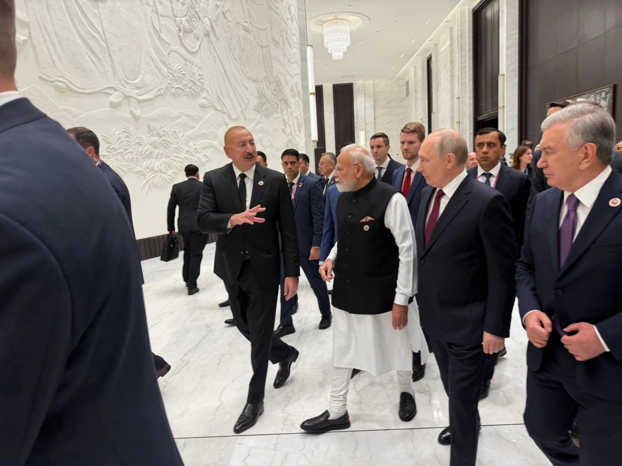 İlham Əliyev Bişkekdə Narendra Modi ilə söhbət etdi - FOTO