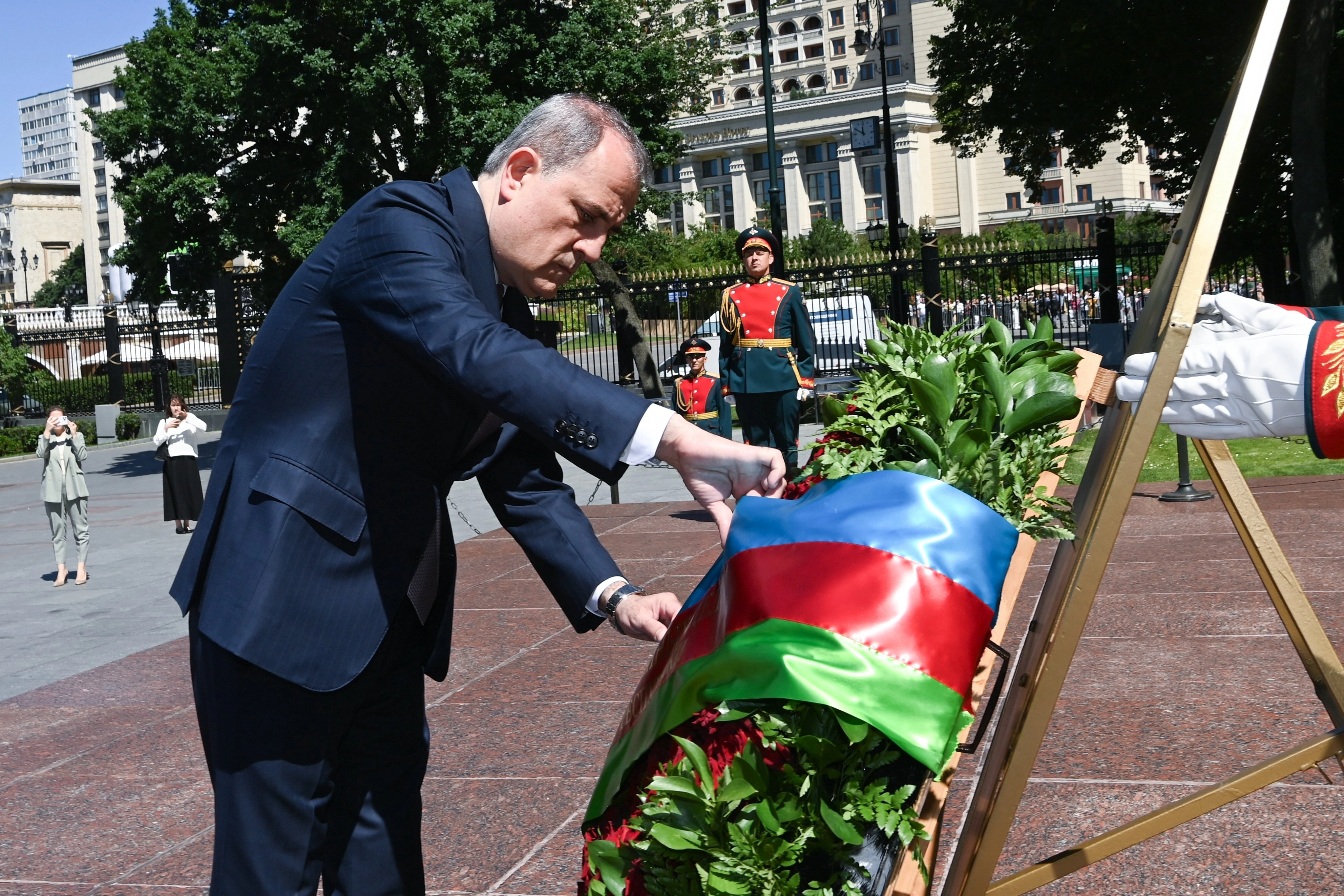 Ceyhun Bayramov Moskvada "Naməlum əsgər" məzarını ziyarət etdi - FOTO