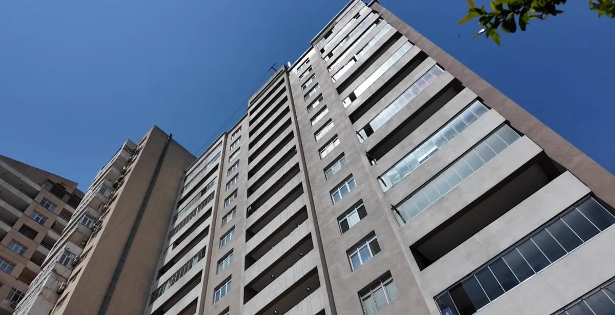 "Kupça"sız qalan sakinlərin fəryadı: "Nə uşaqları qeydiyyata sala bilirik, nə də kredit götürə" - VİDEO