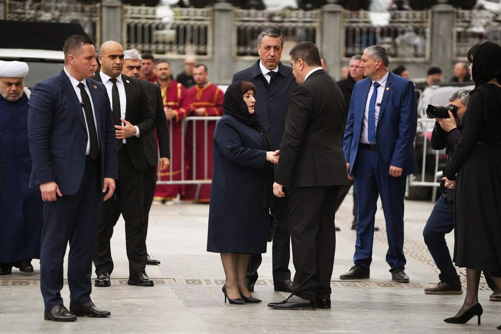 Sahibə Qafarova II İlyanın dəfn mərasimində iştirak edib - FOTO