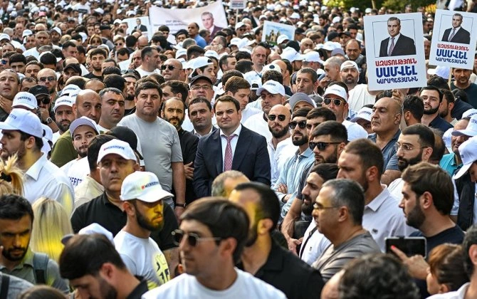 Karapetyanın mitinqinə gedən hər erməniyə 3000 dram(8 $) və 2 peraşki verirlər...-AUDİO