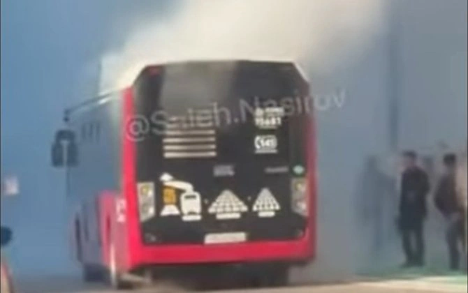 “BakuBus” avtobusunda tüstülənmə - VİDEO