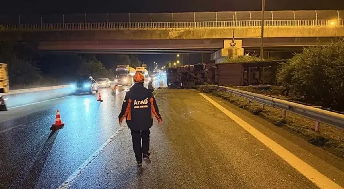 Türkiyədə ətir daşıyan TIR aşdı: azərbaycanlı sürücü yaralandı - FOTO