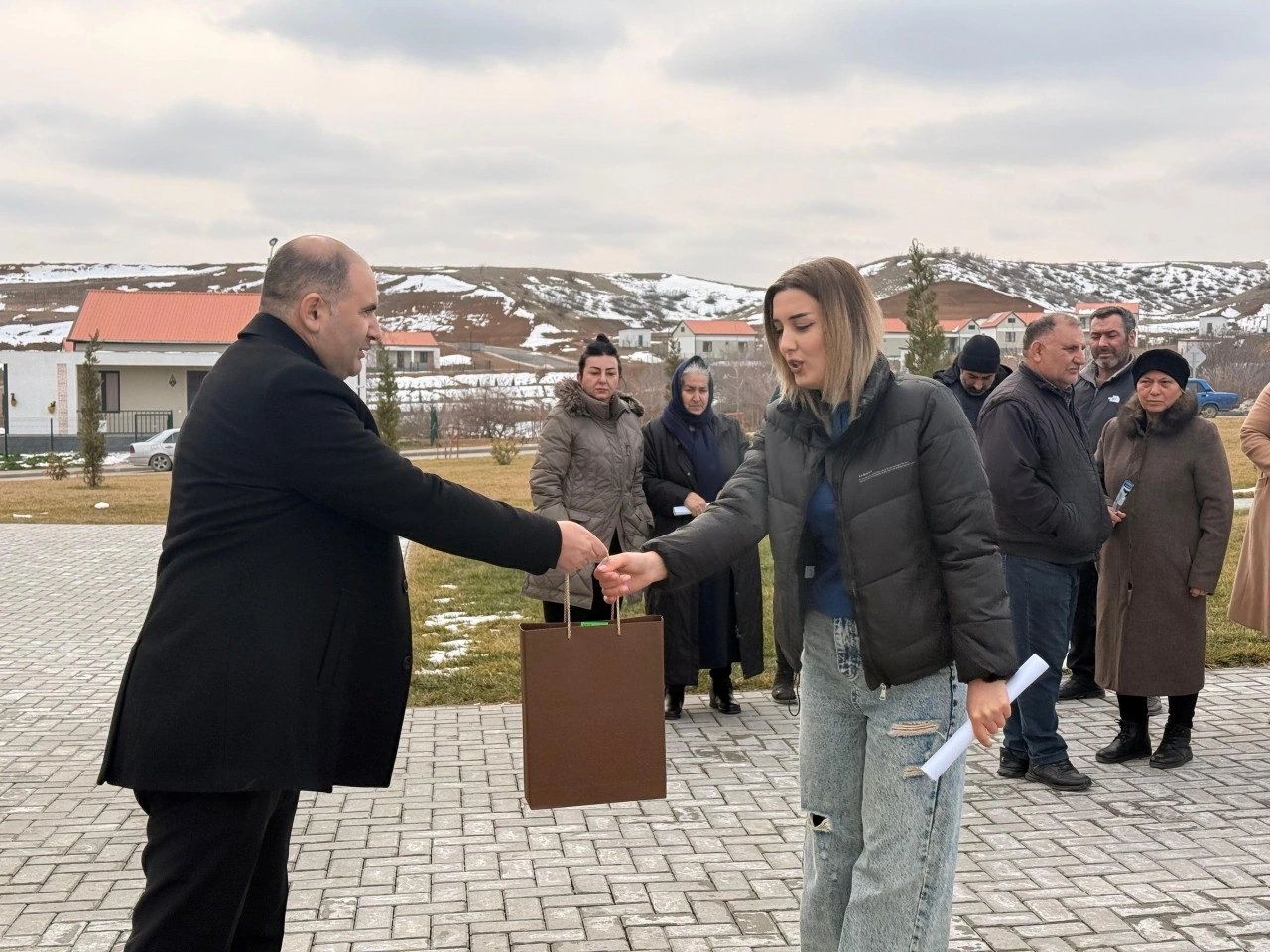 Cəbrayıl rayonunun Horovlu kəndinə çatan ailələrə evlərinin açarları təqdim olundu - FOTO