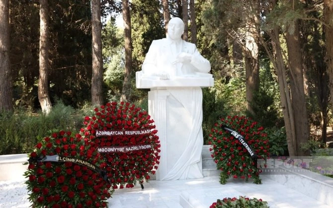Xalq yazıçısı Elçinin Fəxri xiyabanda qəbirüstü abidəsinin açılışı oldu