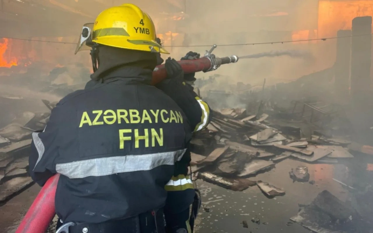 Neft Emalı Zavodunda yanğın başladı