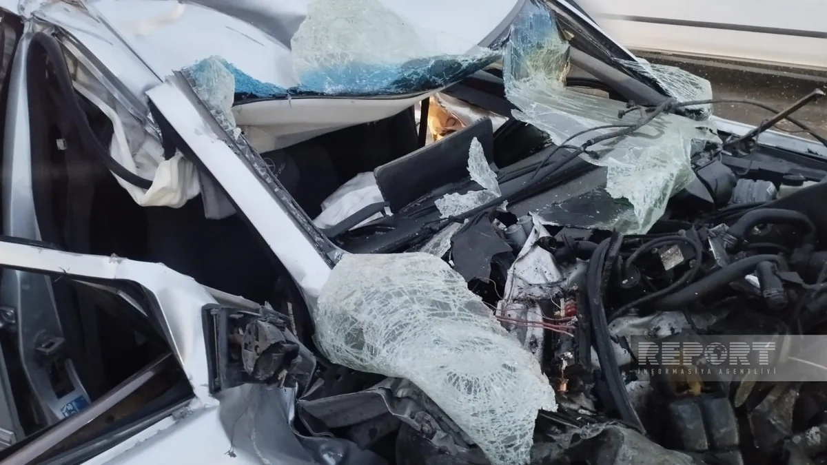 Kürdəmirdə "Mercedes" "KamAZ"a çırpıldı, yaralılar var - FOTO