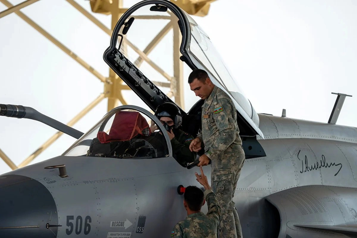 Pilotlarımız çətin döyüş manevrləri üzrə tapşırıqlar yerinə yetiriblər - FOTOLAR