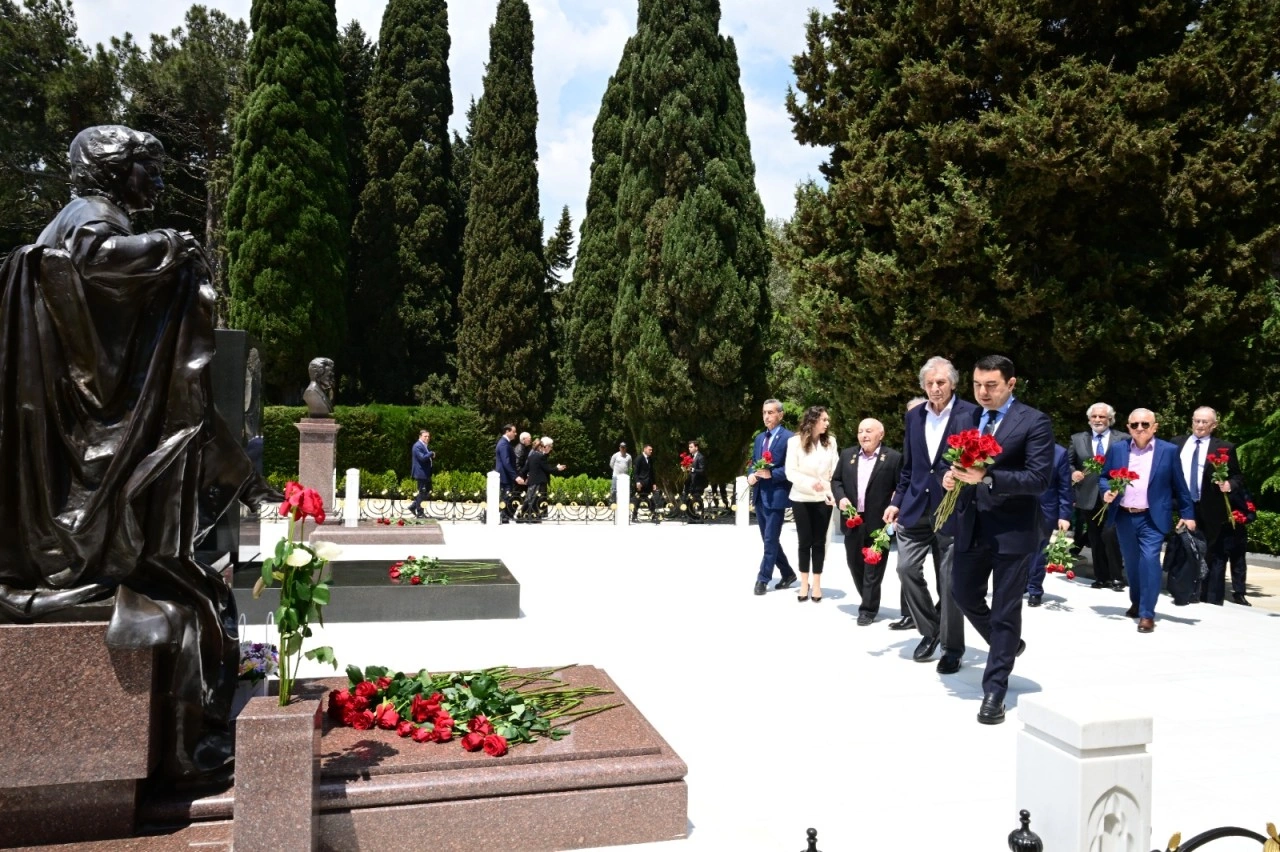 Mədəniyyət naziri və incəsənət xadimləri Ulu Öndərin məzarını ziyarət ediblər - FOTO