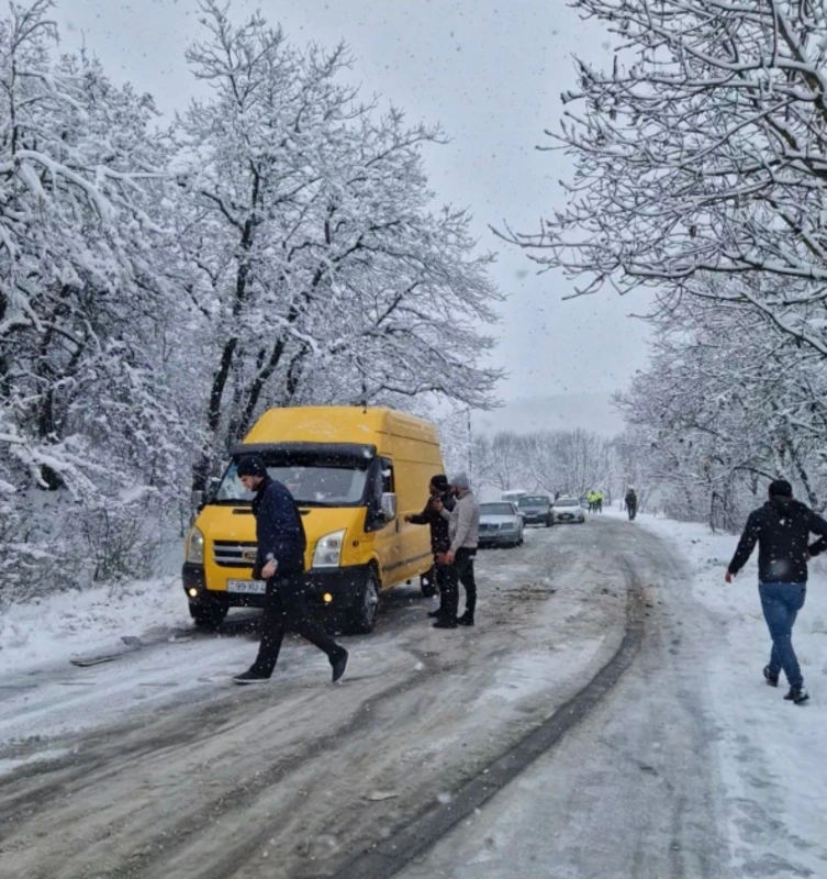 Qar Ağsu aşırımında nəqliyyatın hərəkətini iflic etdi - FOTO