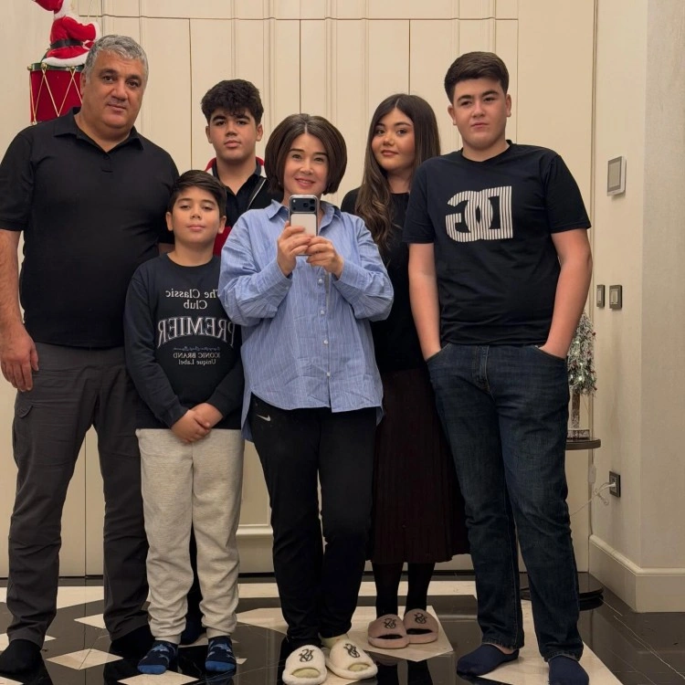 Elnarə həyat yoldaşı və övladları ilə - FOTO