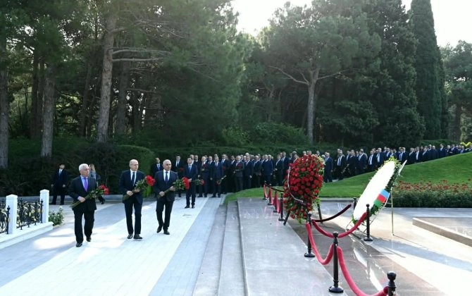 “Azərişıq” və “AzərEnerji”nin rəhbərliyi Fəxri xiyabanı ziyarət ediblər - FOTOLAR
