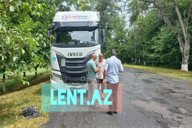 Türkiyədən gələn "TIR" Zaqatalada "Chevrolet"i vurub aşırdı: yaralılar var - FOTO