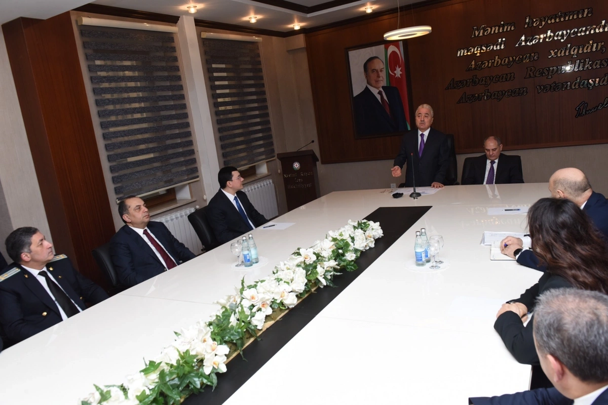 Nəsimi Rayon İcra Hakimiyyətinin başçısı kollektivə təqdim olundu - FOTO