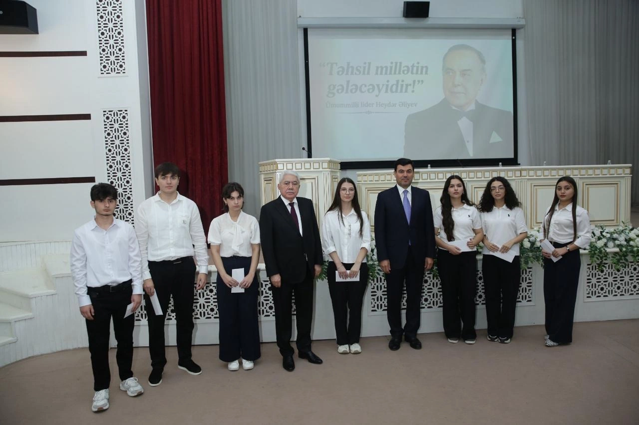 Ağalar Vəliyev yüksək bal toplayan Xaçmazlı tələbələri mükafatlandırdı