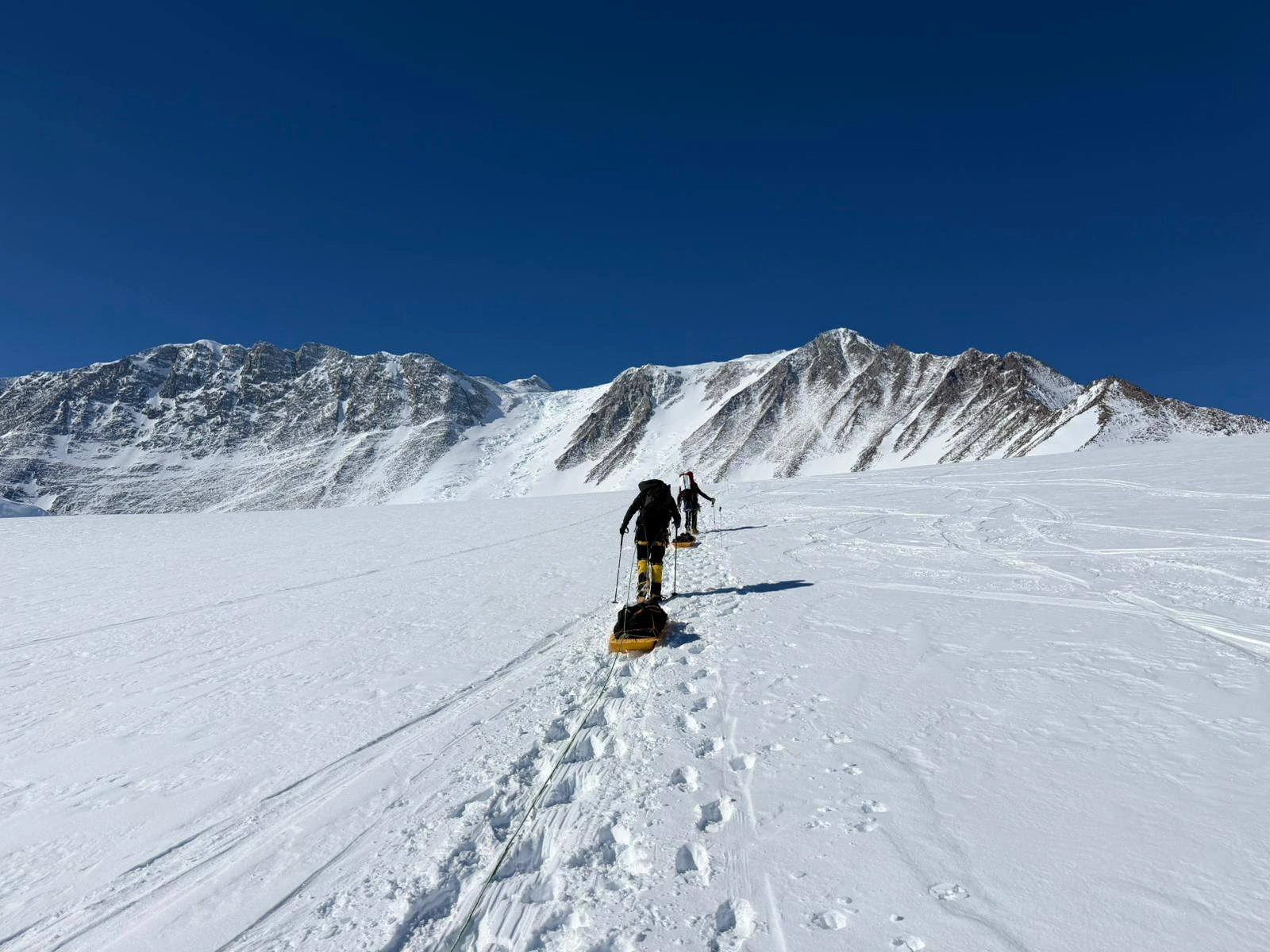 Azərbaycanlı alpinist Antarktidanın ən yüksək zirvəsini fəth etdi - FOTO