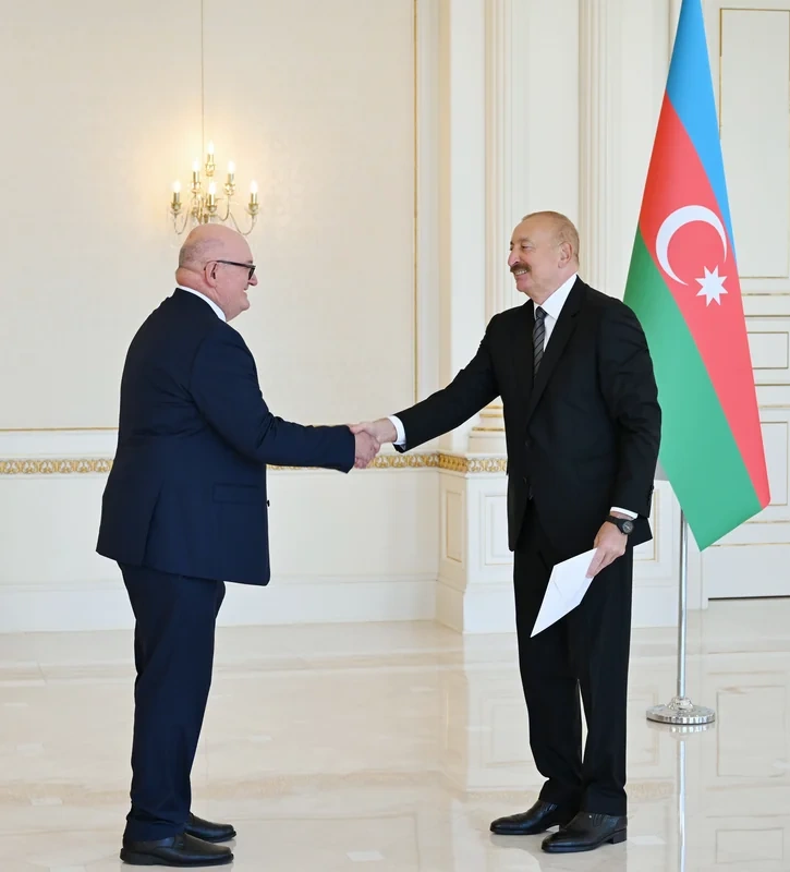 İlham Əliyev Böyük Britaniyanın yeni səfirinin etimadnaməsini qəbul etdi - FOTO