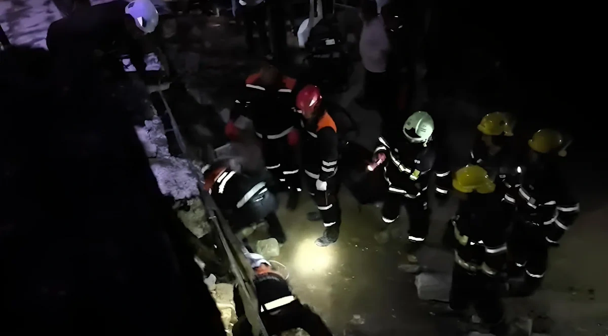 Bakıda mağaza uçdu: bir nəfər dağıntılar altından çıxarıldı - VİDEO