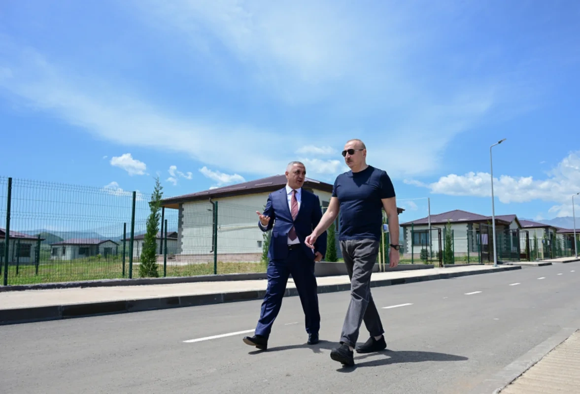 İlham Əliyev Xocalıda hərbçilərə tikilən evlərlə tanış oldu - FOTO