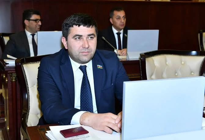 Bir ştat, bir neçə vəzifə: İşçiyə əlavə ödəniş edilməlidirmi? - ARAŞDIRMA
