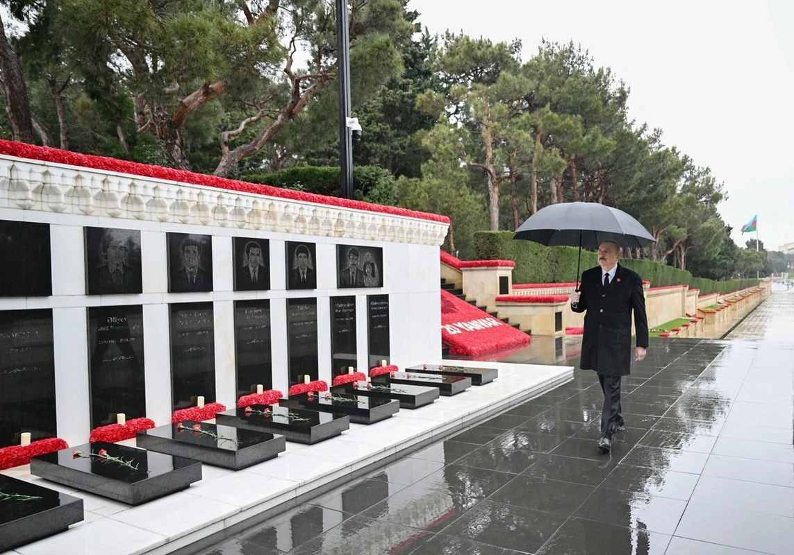 İlham Əliyev 20 Yanvar şəhidlərinin xatirəsini yad etdi - FOTOLAR
