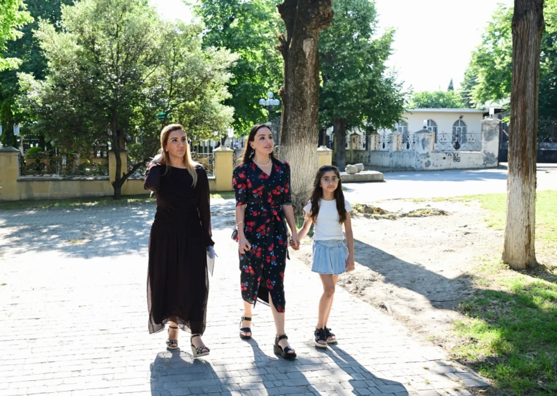 Leyla Əliyeva Şəkidəki Məhəmməd Füzuli adına parkda görülən işlərlə tanış olub - FOTO