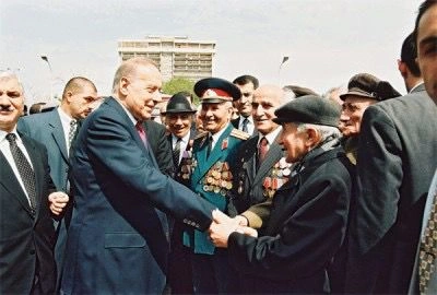 Nə üçün 8 noyabr 9 maydan yüksəkdə dayanır?