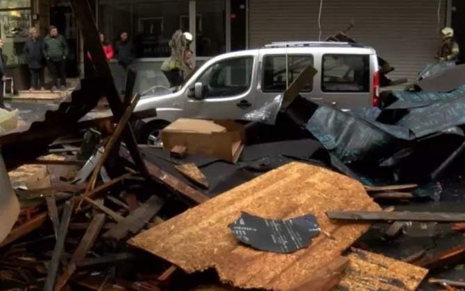 İstanbulda fırtına nəticəsində 45 ağac qopub, 89 dam uçub