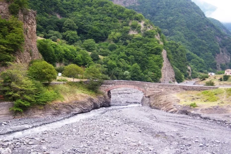 “Ulu Körpü”nün ətrafını hasarlayan CƏZALANDIRILDI