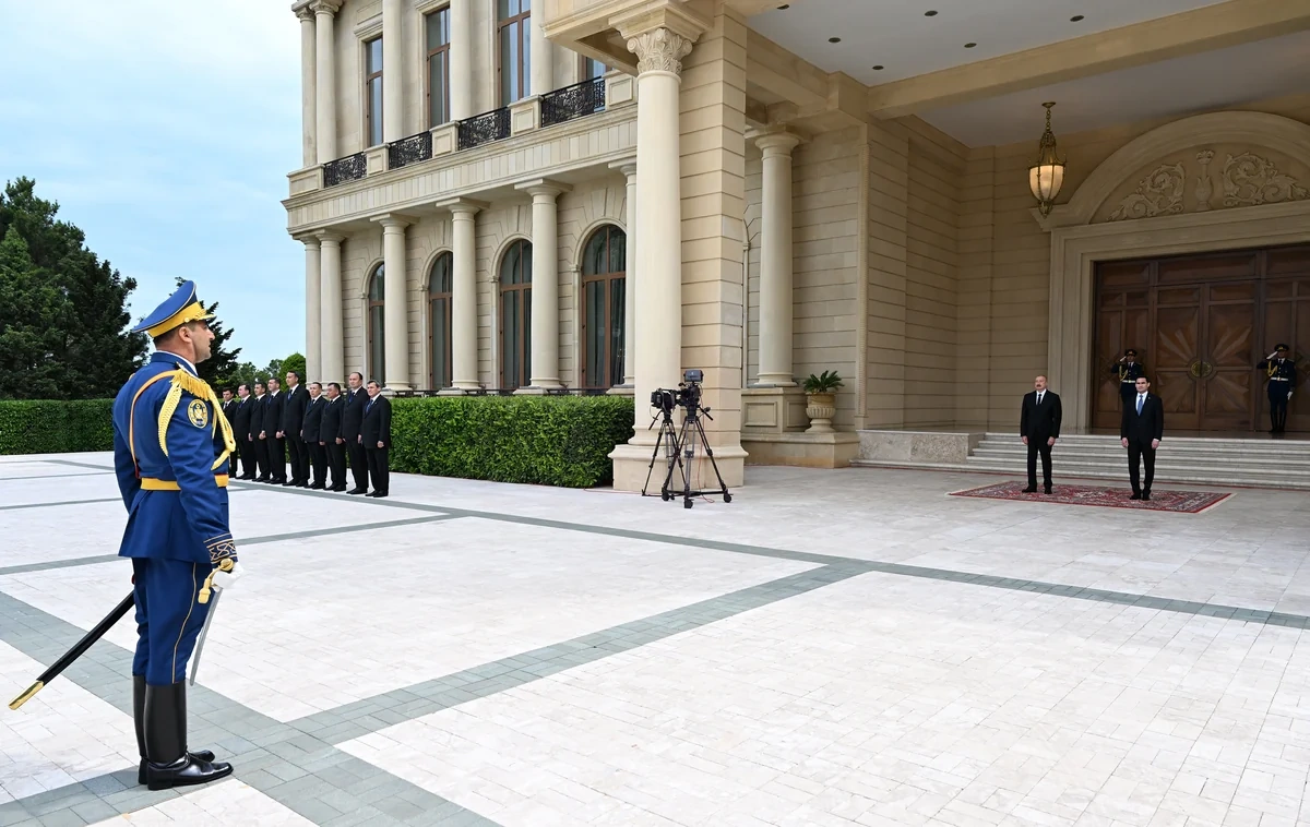 İlham Əliyev Sərdar Berdiməhəmmədovu Bakıda qarşıladı - FOTO
