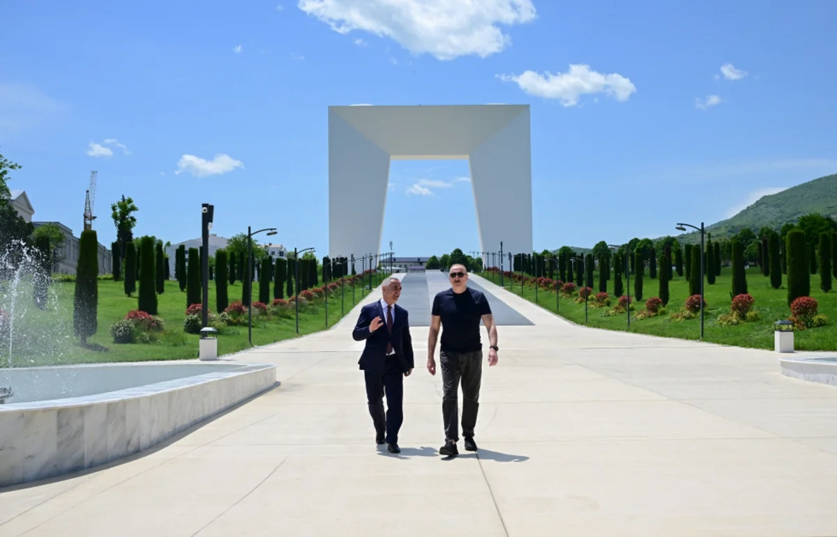 Prezident İlham Əliyev Xankəndi şəhərində Zəfər tağının önünə gül dəstələri düzüb - FOTO