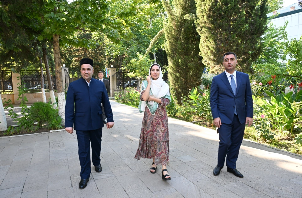 Leyla Əliyeva Yevlaxda Cümə məscidini ziyarət edib - FOTO
