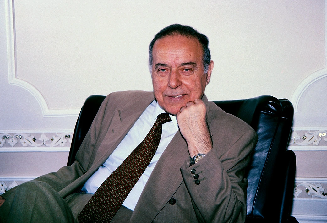 “Heydər Əliyev yanımda Ramiz Mehdiyevə zəng edib dedi ki...” – Prezidentin fotoqrafı