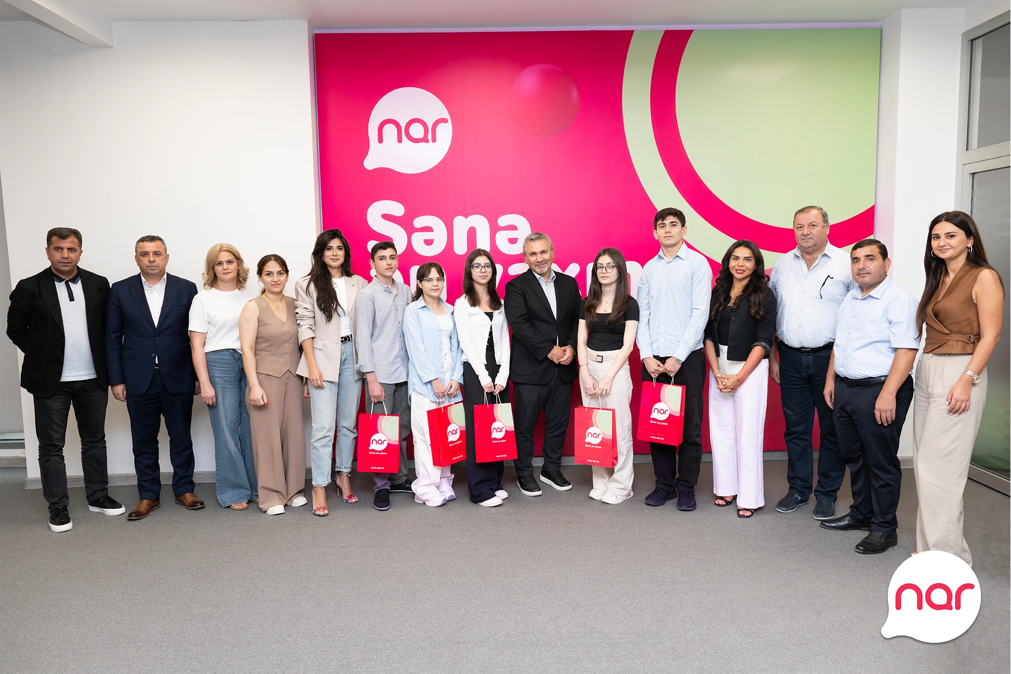“Nar” ilin ən yüksək nəticə göstərən abituriyentlərini mükafatlandırıb - FOTO