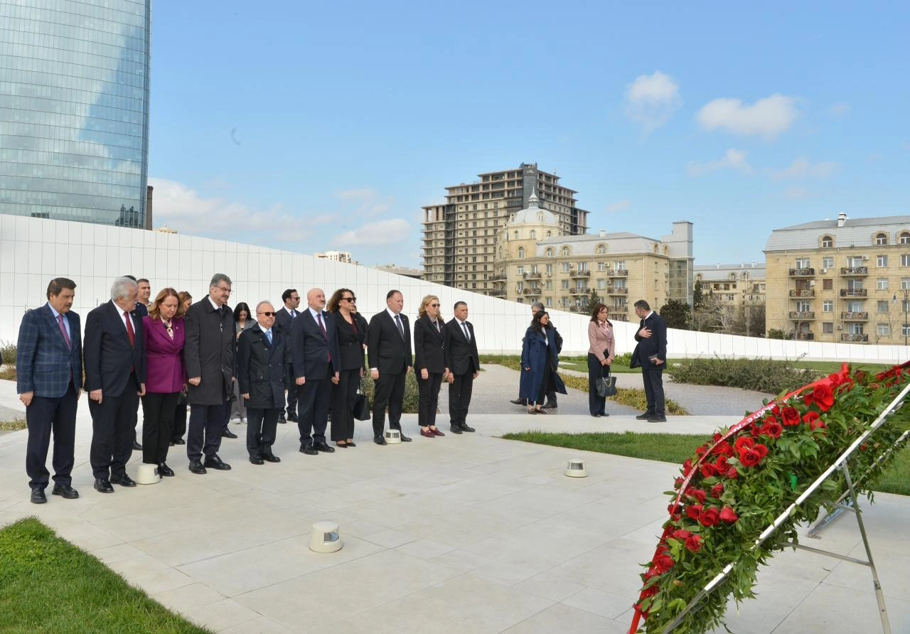Türkiyə və Şimali Kipr parlament nümayəndə heyətləri Fəxri xiyabanı və Zəfər parkını ziyarət ediblər