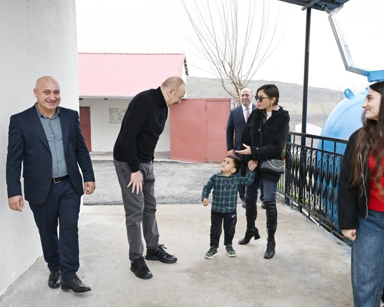 Prezident Xocavəndin Xanoba kəndində fərdi evlərin və infrastrukturun bərpa işləri ilə tanış olub - FOTO - YENİLƏNİB