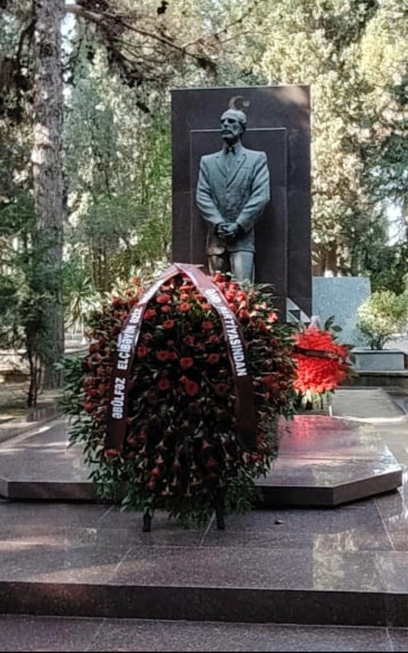 ƏHD Partiyası Əbülfəz Elçibəyin məzarını ziyarət edib - FOTO