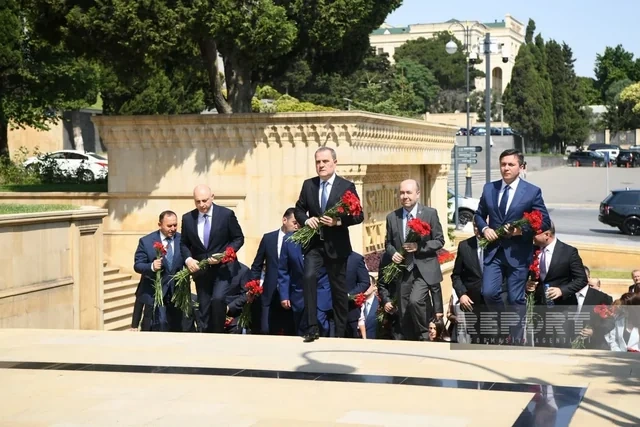 XİN-in kollektivi Zəfər parkı və Zəfər abidəsini ziyarət edib - YENİLƏNİB + FOTO