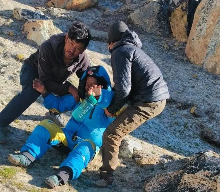 Everestdə möcüzə: Bələdçi su, qida və oksigen ehtiyatı olmadan altı gün keçirdi - FOTO