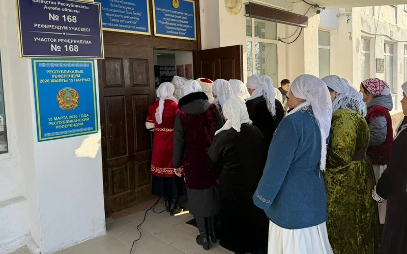 Qazaxıstandakı referendumda 60 qayınana və 60 gəlin birlikdə səs verdi - FOTO