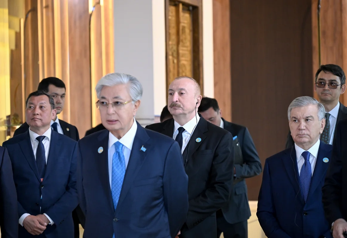İlham Əliyev və TDT-nin qeyri-rəsmi Zirvə görüşünün digər iştirakçıları Türküstanda bir sıra mədəni məkanlarla tanış olublar - FOTO