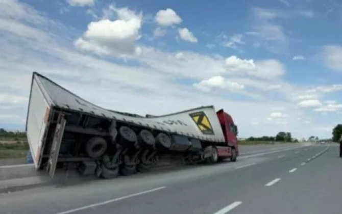 Ucarda yük maşını aşdı, makaronlar yola dağıldı