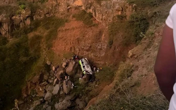Kabo Verdedə avtobus uçuruma yuvarlandı - 22 nəfər həlak oldu