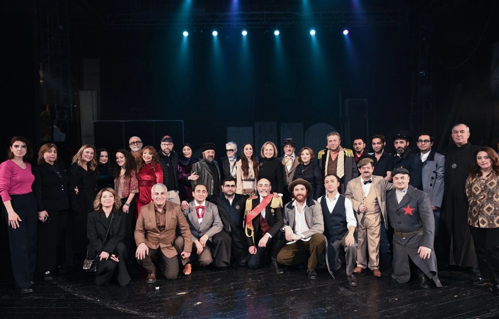 Leyla Əliyeva “Neft bumu hamıya gülümsəyir” tamaşasının nümayişində - FOTOLAR