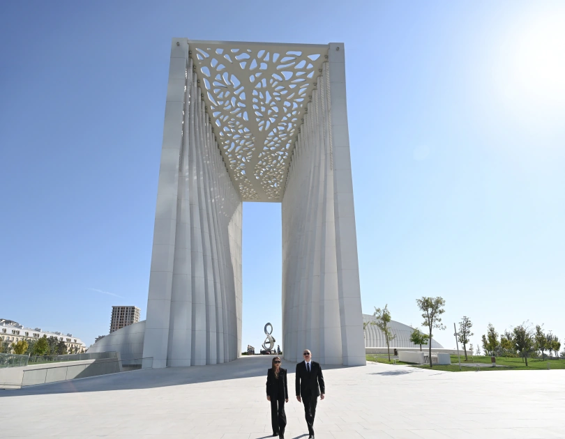İlham Əliyev Anım Günü ilə əlaqədar Bakıdakı Zəfər parkında olub - FOTO