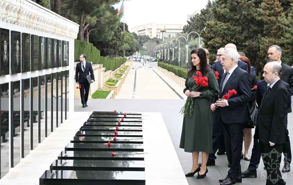 Litvanın Baş naziri Bakıda şəhidlərin xatirəsini anıb - FOTOLAR